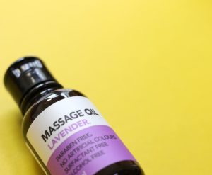 Huile de massage relaxante à la lavande : recette simple et précautions Huile de massage relaxante à la lavande : recette simple et précautions